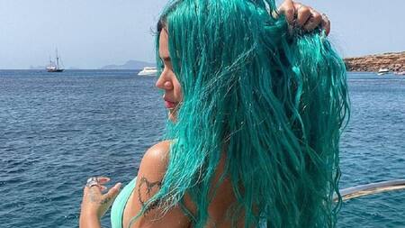 Karol G celebró sus vacaciones con un sensual baile en microbikini. Foto: Instagram