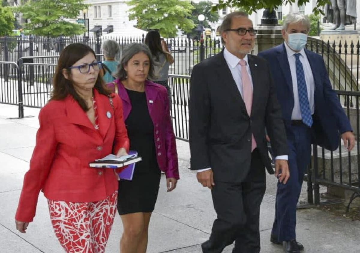Silvina Batakis, junto con el embajador Jorge Argüello se dirigen al Departamento del Tesoro EEUU. Foto NA