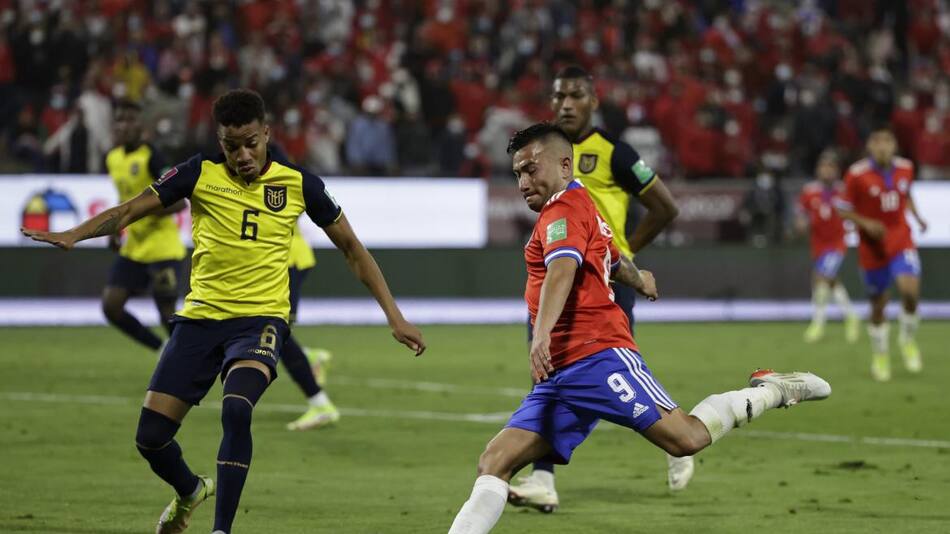 Byron Castillo contra Chile. Foto: Reuters.