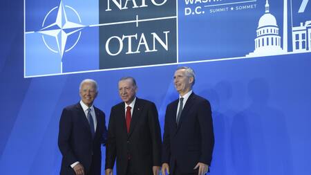 Joe Biden, Tayyip Erdogan y Jens Stoltenberg. Foto: Reuters.