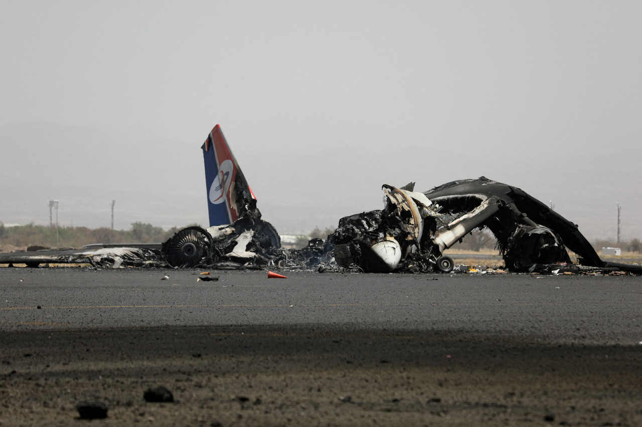 Consecuencias de un ataque aéreo israelí en Saná. Foto: Reuters/Khaled Abdullah.