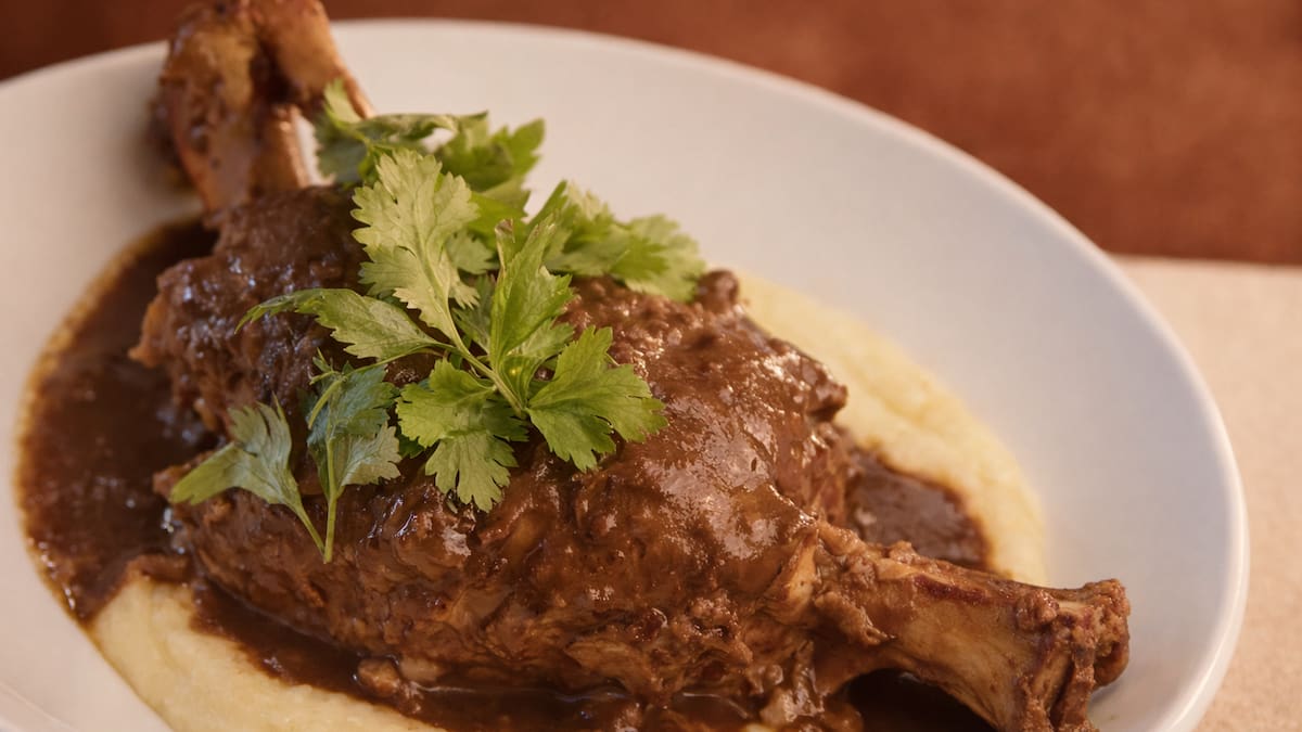 El osobuco de cerdo con aligot es una de las especialidades de Casa Planes y sobresale por su cocción lenta y su textura tierna, ideal para disfrutar durante el invierno.