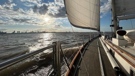 Vacaciones de lujo: cuánto sale alquilar un velero para pasear por el Río de la Plata o viajar por la Patagonia