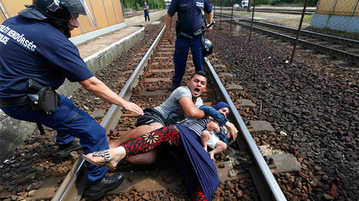 Frenan tren con refugiados que iba de Hungría a Austria (Reuters)