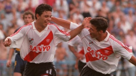 Marcelo Gallardo festeja su primer gol en un Superclásico.