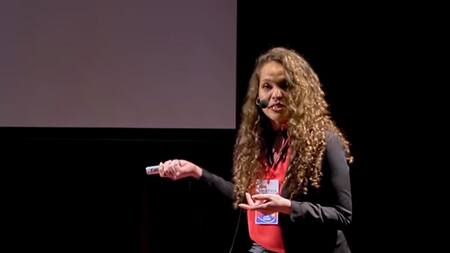 ¿Qué tienen los pobres en la cabeza? - Charla TED en Bahía Blanca