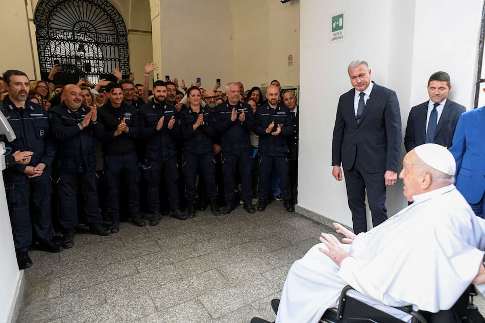 El papa Francisco en su visita a una cárcel romana. Foto: Reuters