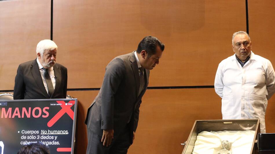 Jaime Maussan y el diputado Sergio Carlos Gutiérrez observan el cuerpo de un presunto extraterrestre. Foto: EFE