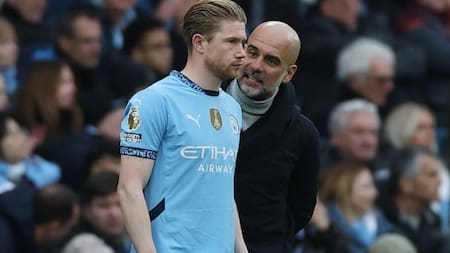 Kevin De Bruyne y Pep Guardiola. Foto: Reuters/Lee Smith