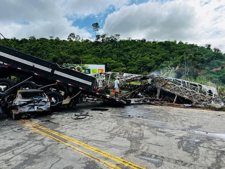 Violento choque en Brasil deja más de 30 personas muertas. Foto: Reuters.
