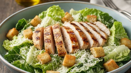 Receta de ensalada César, fresca y llenadora: cómo lograr los croutones perfectos