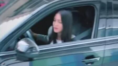 Zaira Nara intentando estacionar. Foto: captura de pantalla.