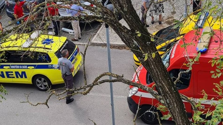 Un hombre olvidó a su beba en un auto y murió luego de 7 horas.