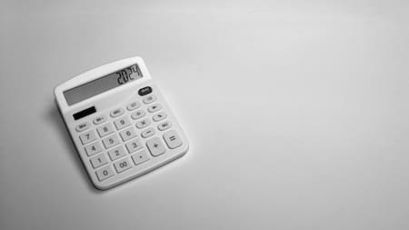 Impuesto a las Ganancias; calculadora. Foto: Unsplash.