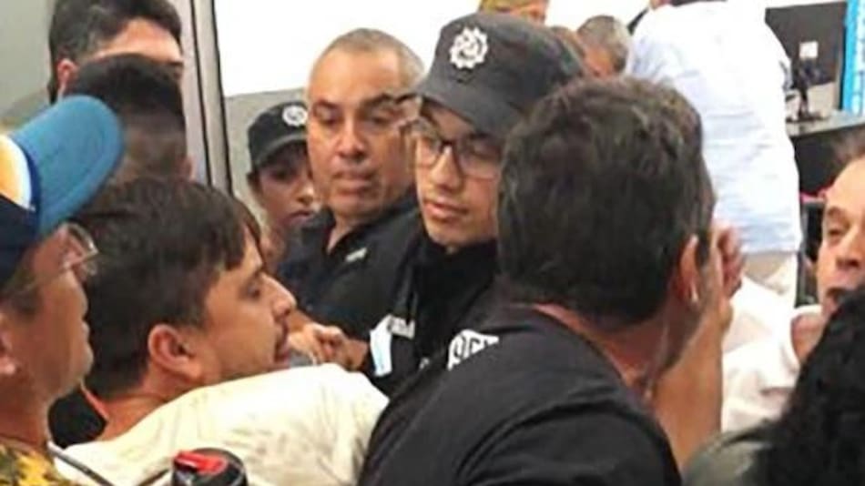 Escándalo entre padres de adolescentes que volvían de Disney y Policia