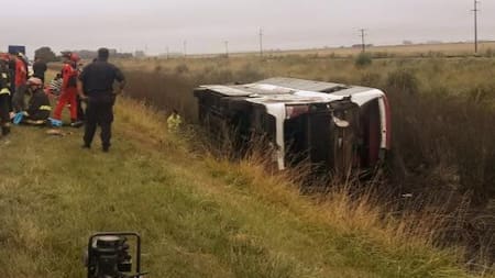 Vuelco de micro ruta 2 rumbo a Mar del Plata