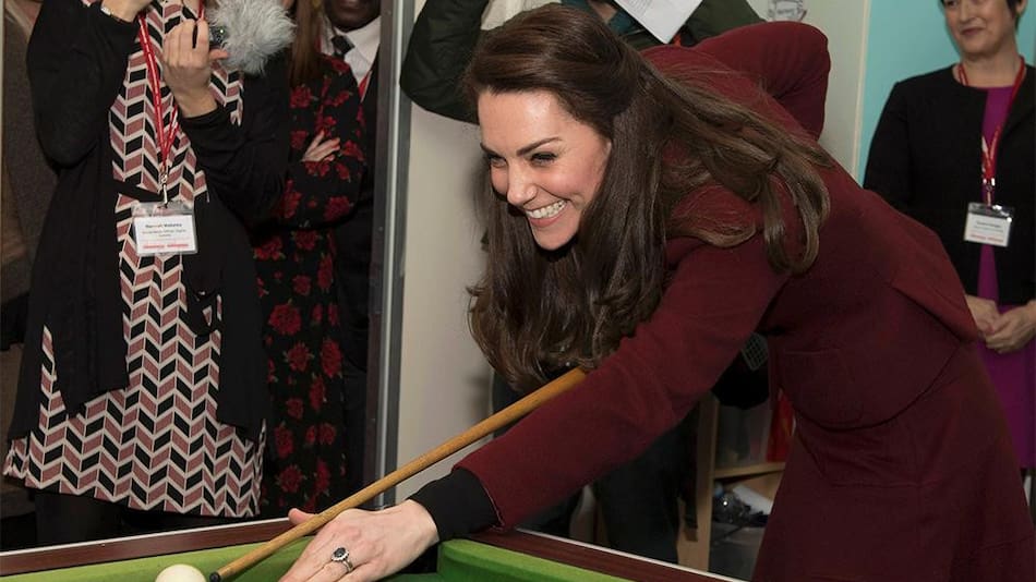 Kate Middleton jugó al pool con niños en un instituto mental (Reuters)