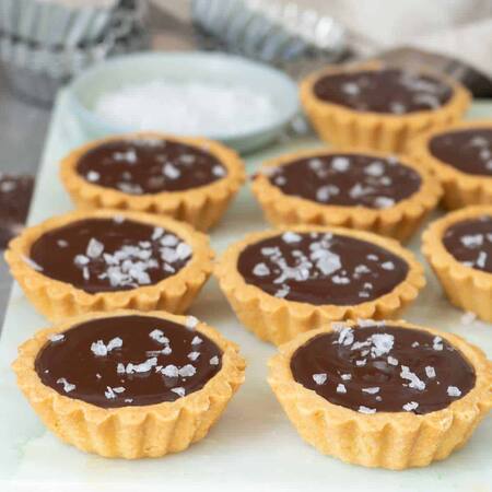Tarteletas con chocolate y dulce de leche. Foto: Vida y pimienta