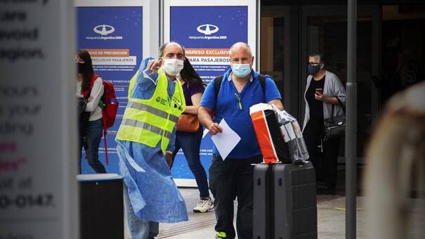 Turismo internacional: en marzo los arribos vía aérea bajaron 88% interanual y las salidas 61,6%, según el INDEC