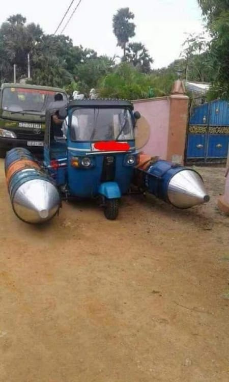 Mototaxi que se convierte en lancha es furor en redes sociales