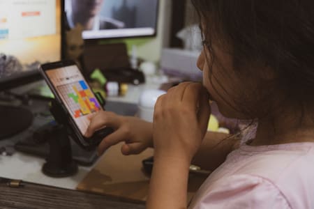 El uso de los celulares en los jóvenes. Foto: Unsplash.