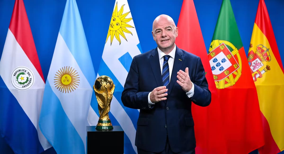 Trofeo de la Copa del Mundo con las banderas de los países que organizan el Mundial 2030