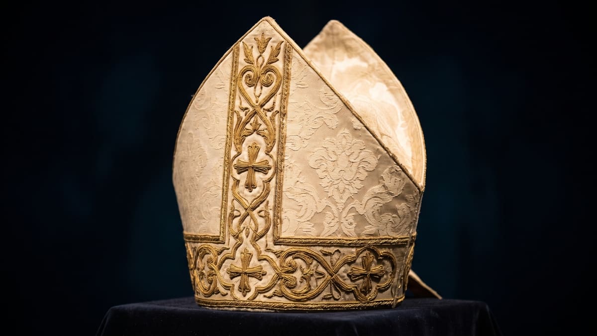Mitra, el tocado ceremonial utilizado por los obispos cristianos.