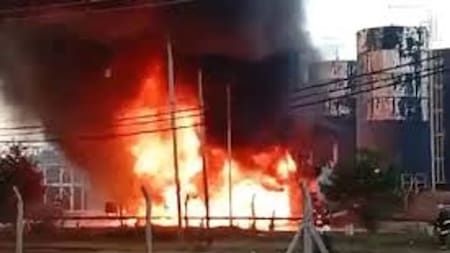 Voraz incendio en una refinería del Parque Industrial de Pilar: un operario murió y otro resultó herido