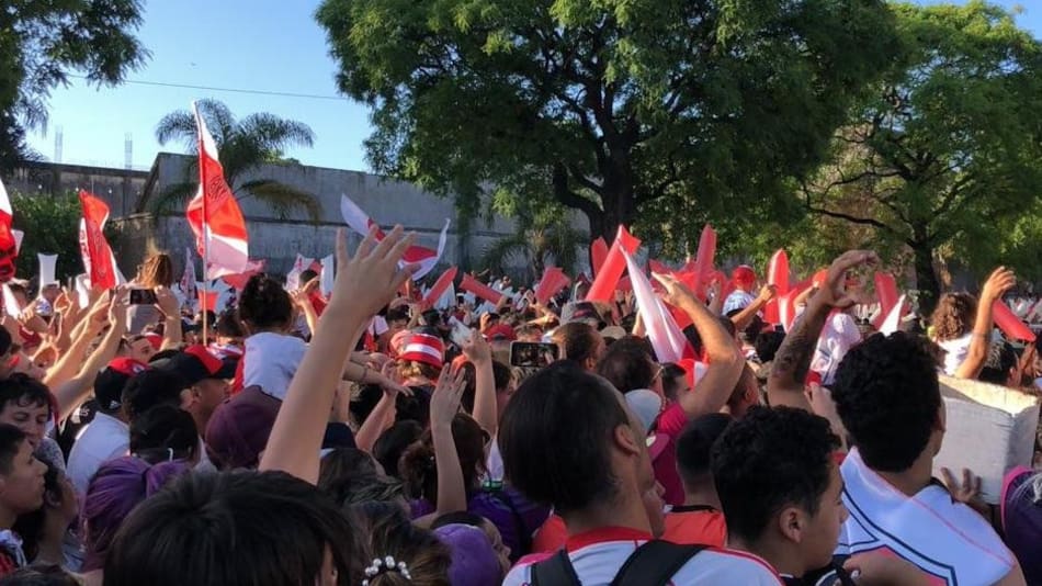 Hinchas de River tras la llegada del plantel,