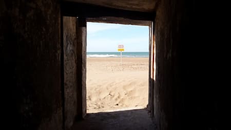 El único túnel submedanal a 600 kilómetros de CABA: 150 metros bajo la arena para llegar a un paraíso playero