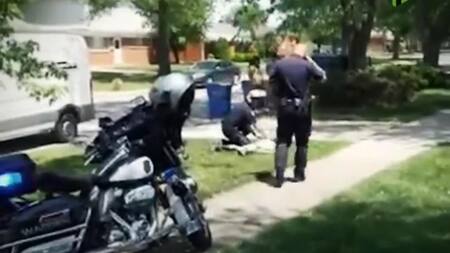 Arrestan a repartidor negro