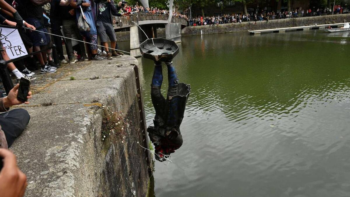 Manifestantes tiraron estatua al agua durante protestas contra racismo en Londres, protesta contra racismo, Reuters