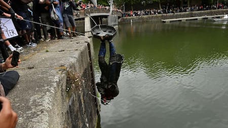 Manifestantes tiraron estatua al agua durante protestas contra racismo en Londres, protesta contra racismo, Reuters