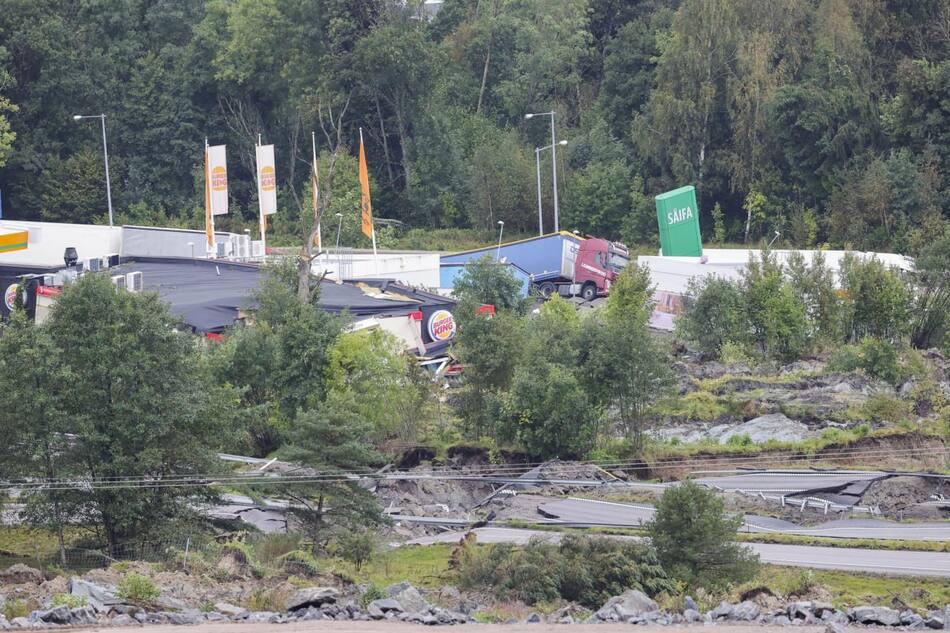 Impresionante hundimiento de una autopista en Suecia. Foto: X.