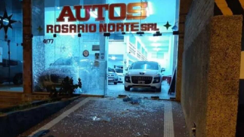 Atacan a balazos una concesionaria en Rosario y una mujer murió tras sufrir un infarto