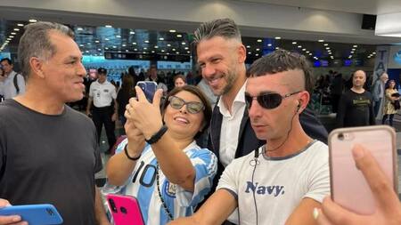 Demichelis llegó a Ezeiza. Foto: NA.