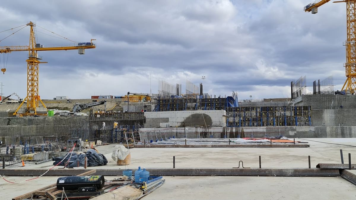 El exterior de la represa Jorge Cepernic-La Barrancosa.