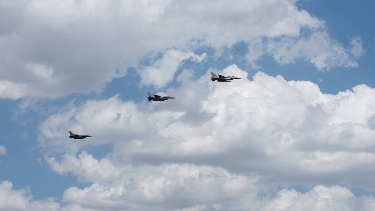 Los caza F-16 llegaron a la Argentina.