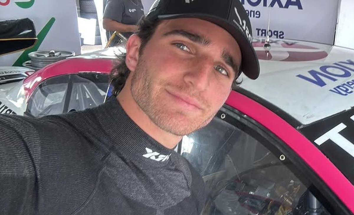 Valentín Yankelevich con su auto.