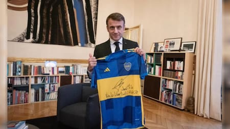 Macron posando con una camiseta de Boca. Foto: X