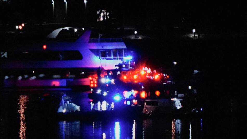 Operativo de rescate tras choque entre un avión y un helicóptero en Estados Unidos. Foto: Reuters/Ken Cedeno.