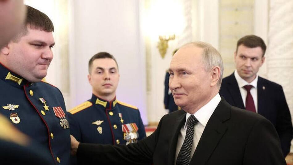 Vladimir Putin junto a los militares condecorados en Rusia. Foto: REUTERS