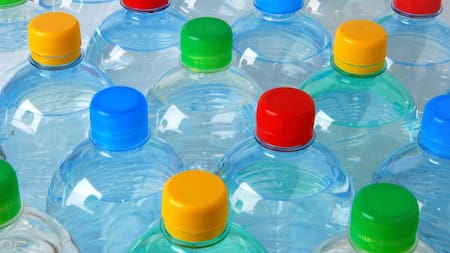 Botellitas de plástico, objetos de plástico desechables