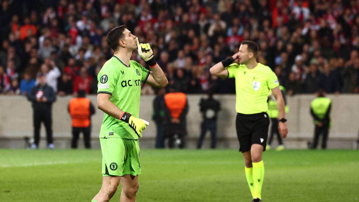 Festejos del Dibu Martínez ante el Lille por la Conference League. Foto: REUTERS.