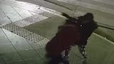 Video escalofriante: el momento en el que una mujer apuñaló a su novio en plena calle en Belgrano