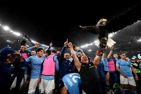 Juan Bernabé con la mascota de la Lazio.