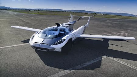 AirCar cuenta con alas retráctiles que le permiten despegar y aterrizar como un avión. Foto: Klein Vision.
