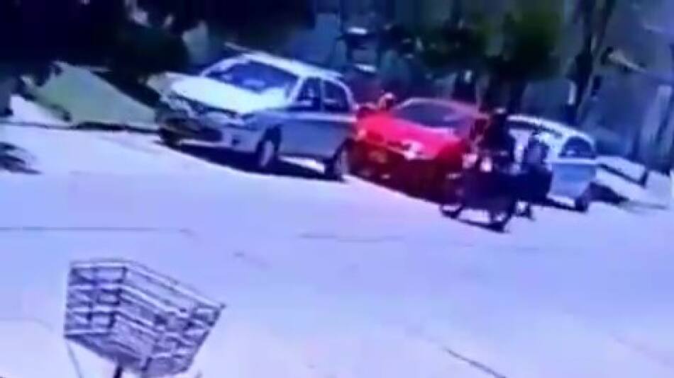 Un ladrón perdió su pierna ortopédica mientras intentaba huir de un robo. Foto: Captura de pantalla.