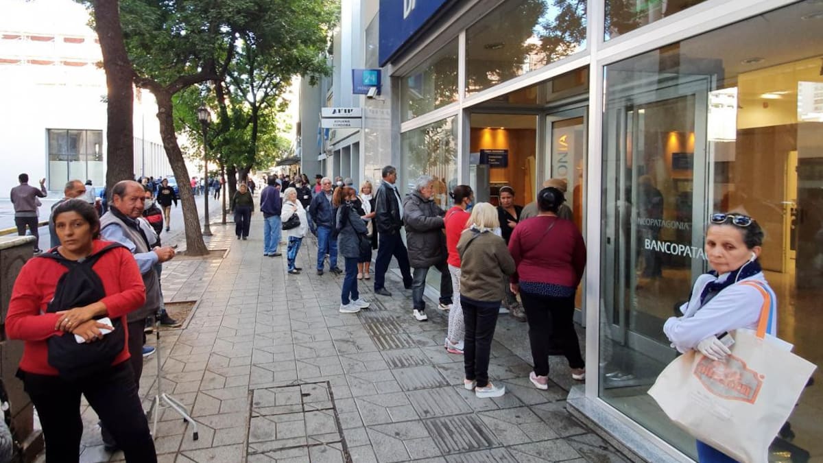 Jubilados haciendo fila en bancos en medio de cuarentena por coronavirus, AGENCIA NA