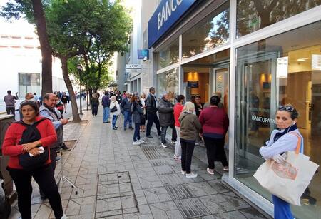 Jubilados haciendo fila en bancos en medio de cuarentena por coronavirus, AGENCIA NA